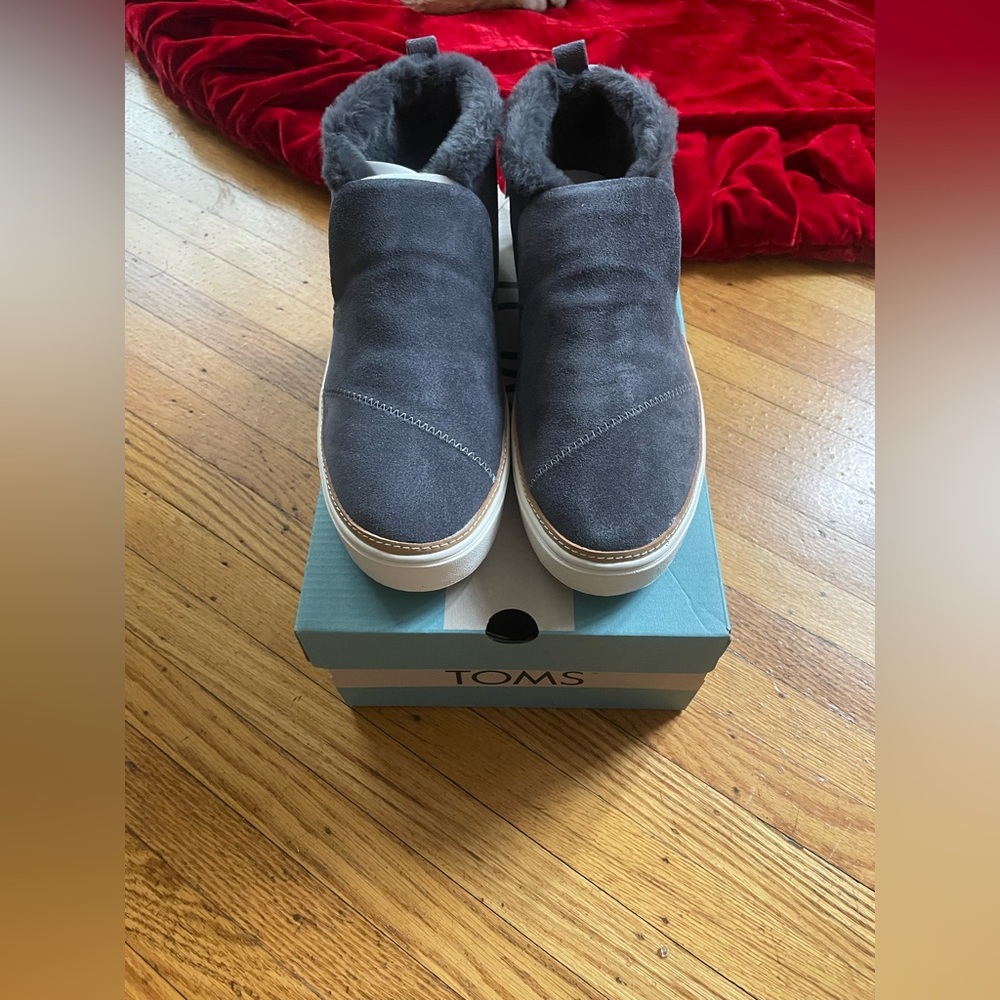 Women’s slip on gray Toms with fur - brand new with tags and box - size 9